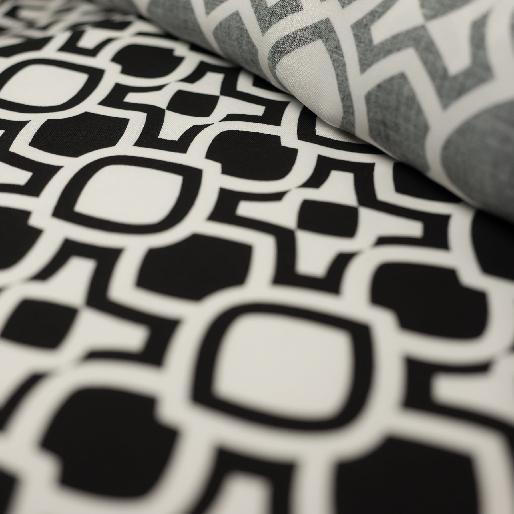 Viscoza alb/negru cu model geometric 100%VI 142/142 cm