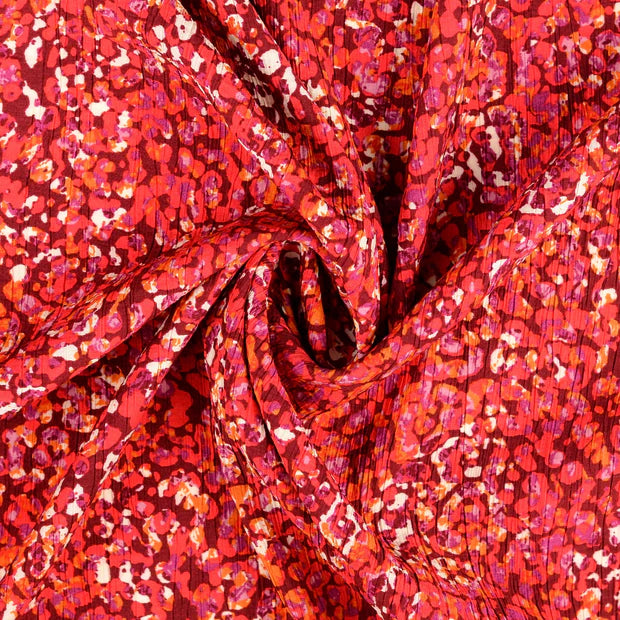 Viscoza creponata culoare roz cu model floral abstract latime 136/138 cm 75%VI 25% poliamida