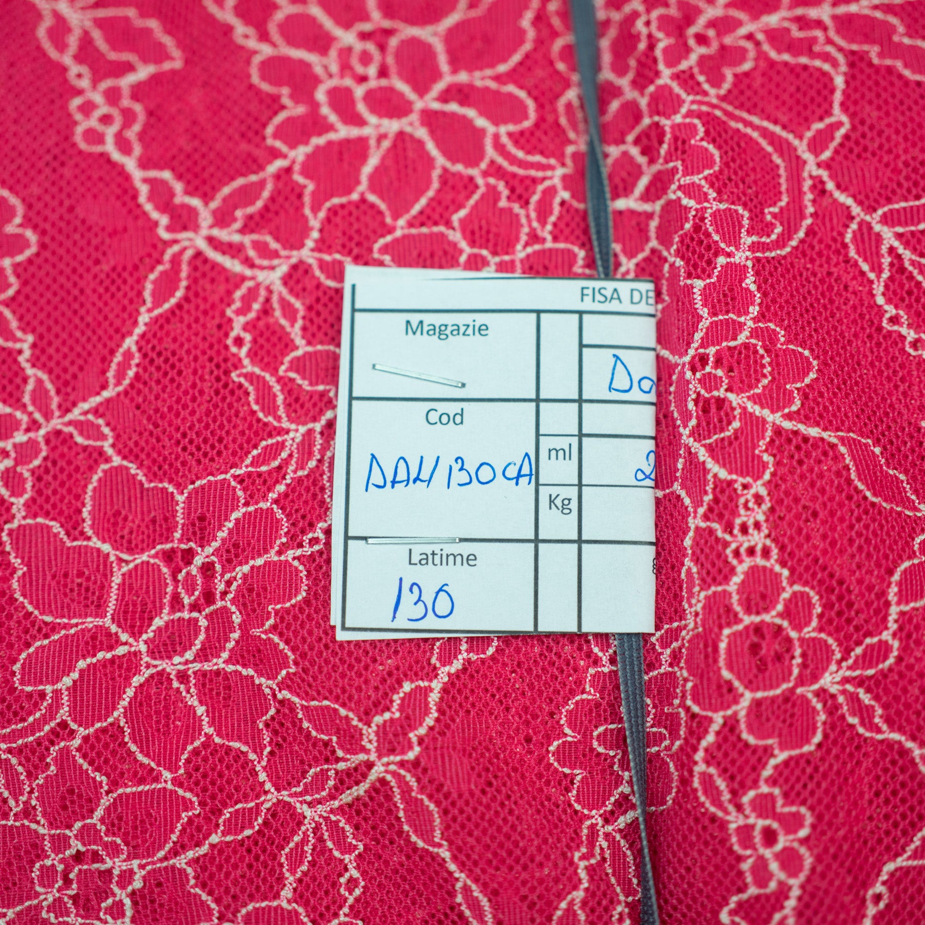 Dantela/tul rosu coral cu flori brodate albe 130 cm latime