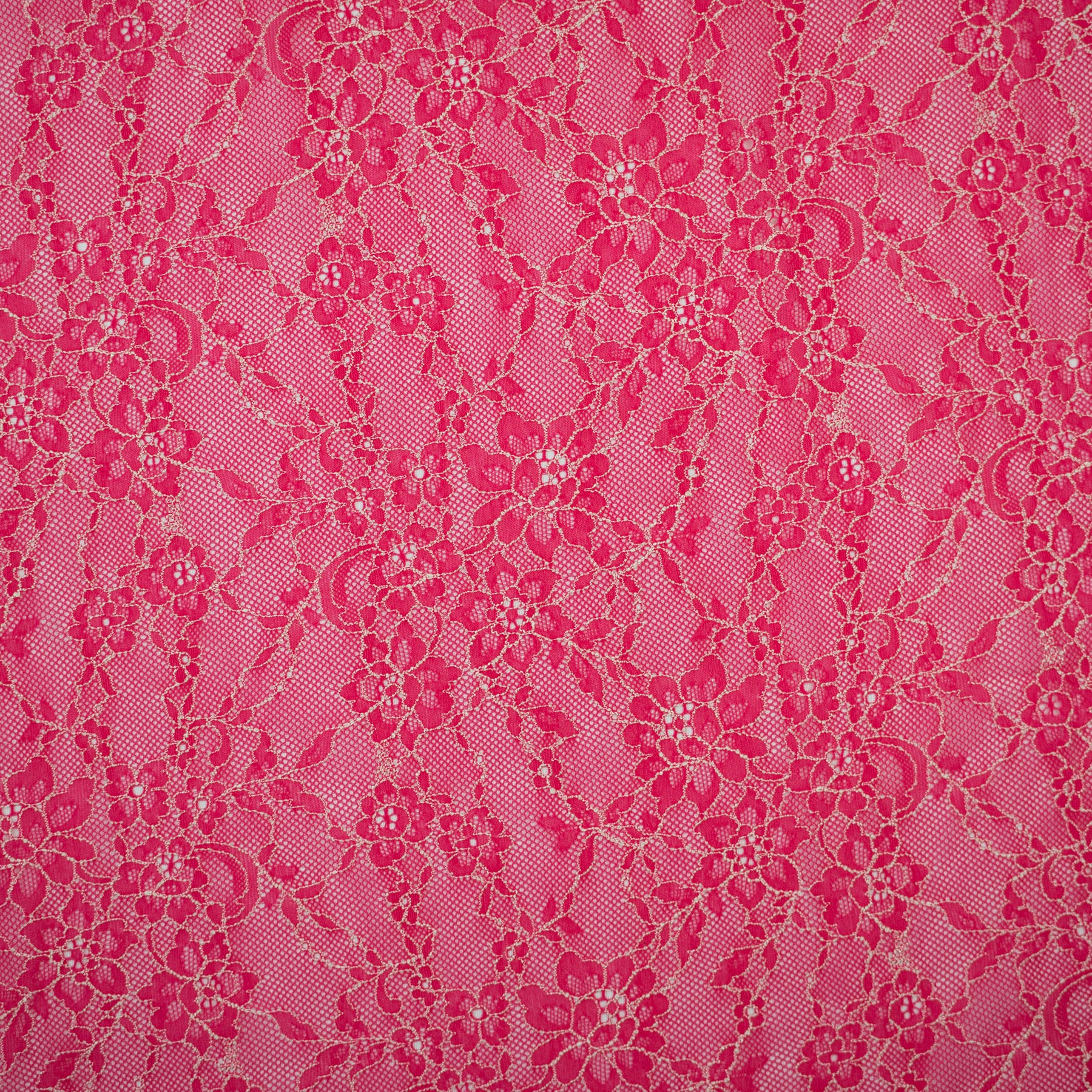 Dantela/tul rosu coral cu flori brodate albe 130 cm latime