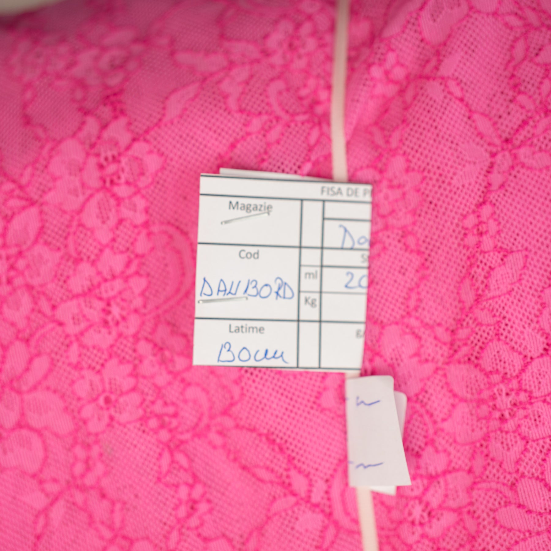 Dantela/tul roz deschis cu flori brodate 130 cm latime