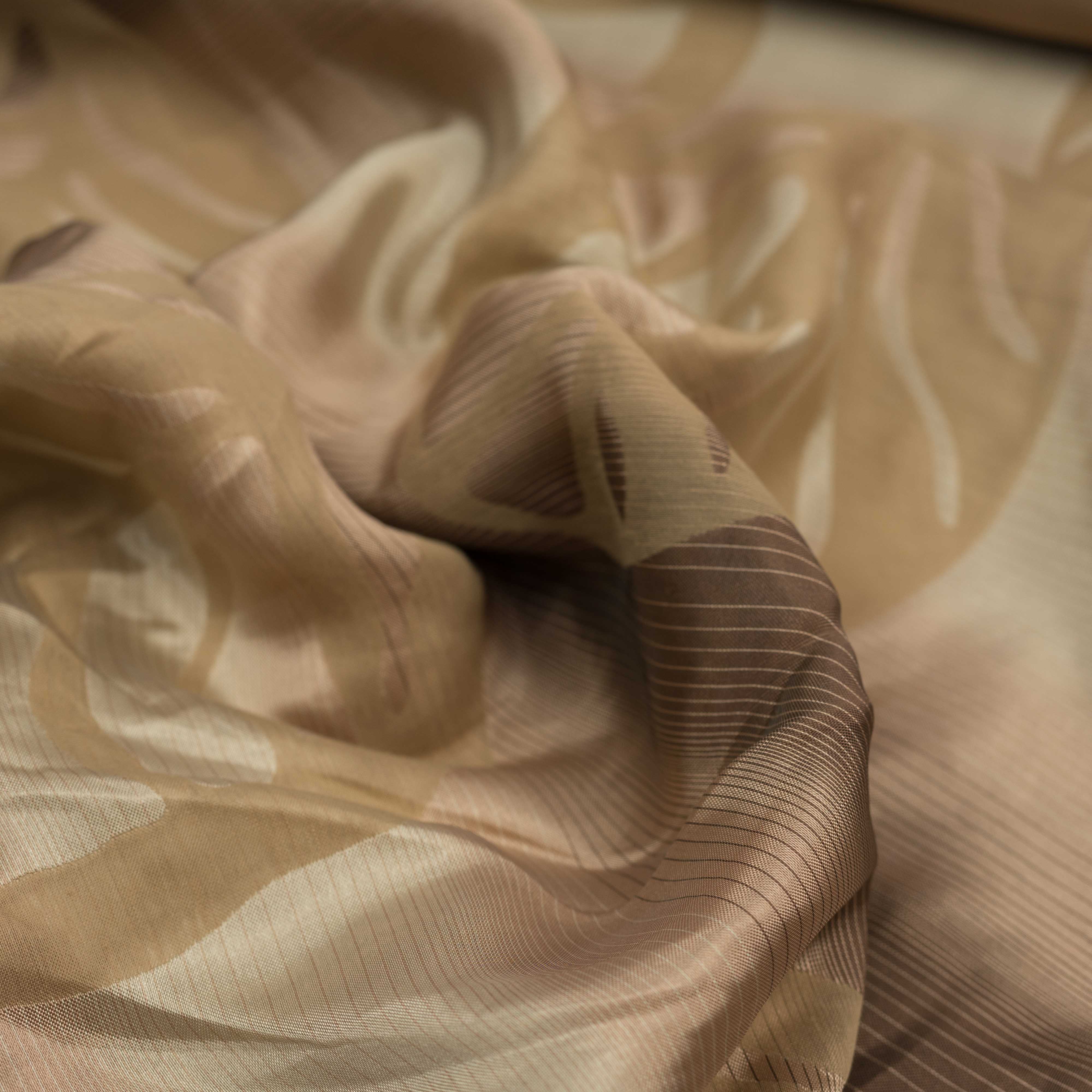 Draperie subtire maro deschis cu model frunze bej 140 cm inaltime