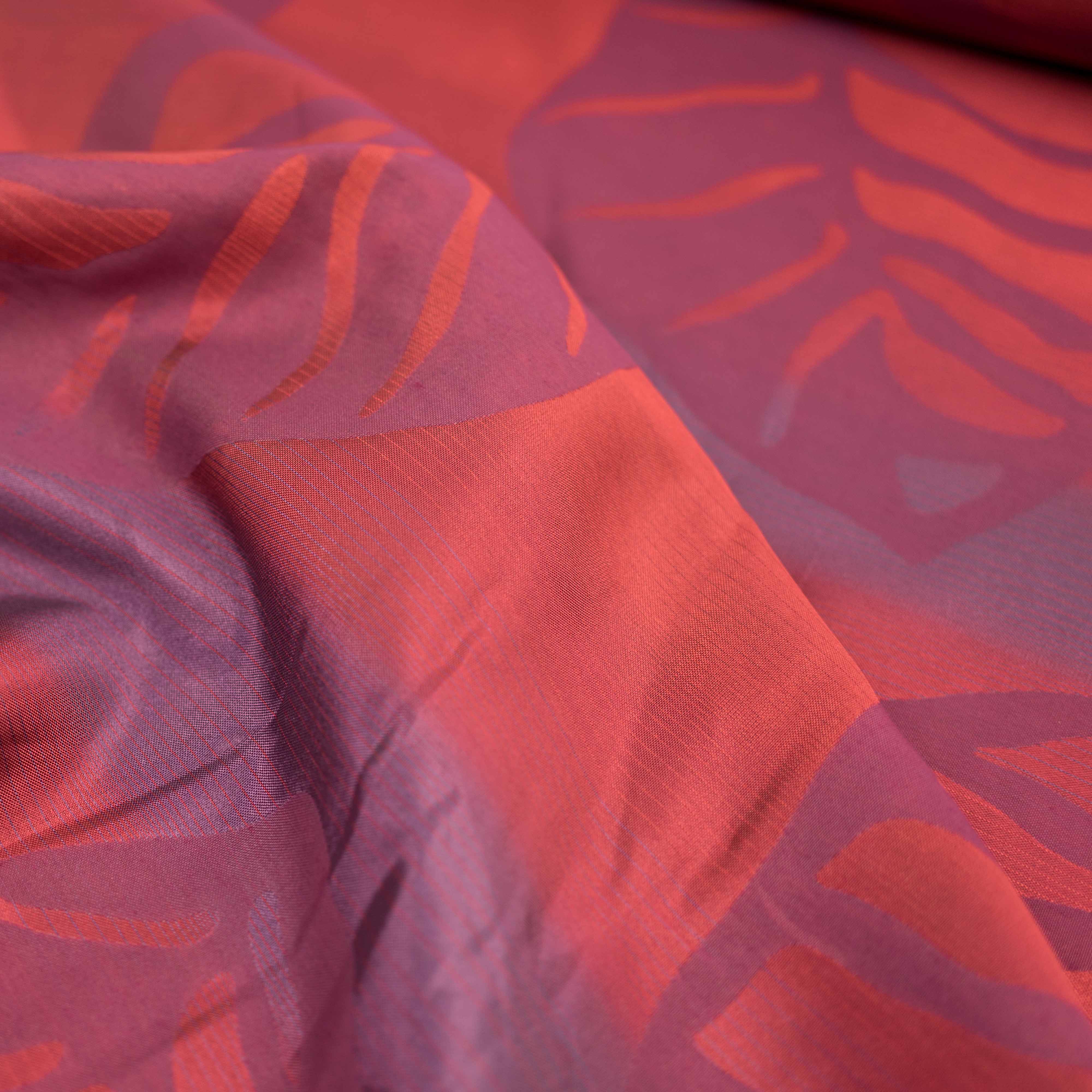 Draperie subtire satinata rosu cu model frunze mov 140 cm inaltime