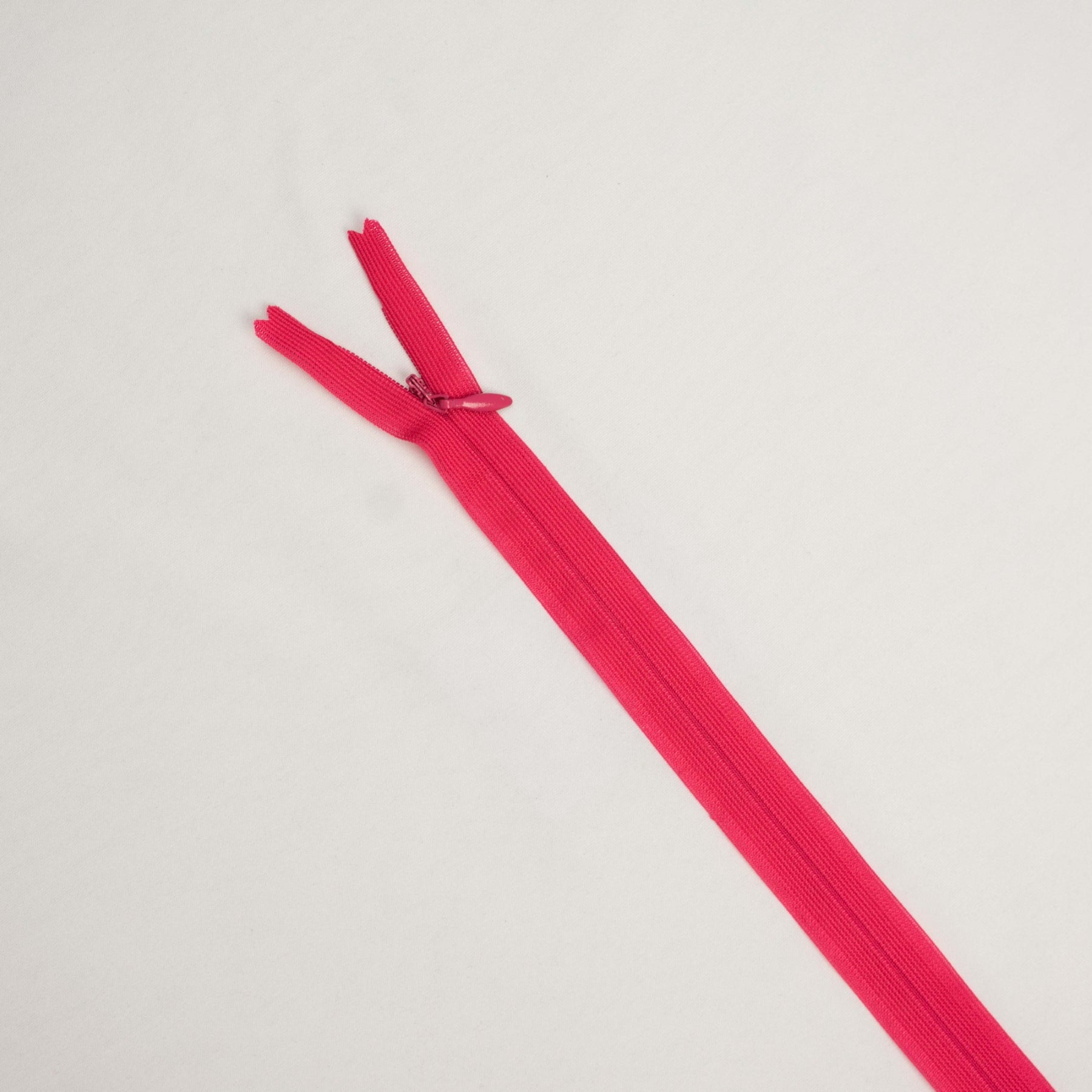 Fermoar plastic ascuns Culoare roz inchis plastic nedetasabil spira 3 mm lungime 30 cm 25 buc/pachet