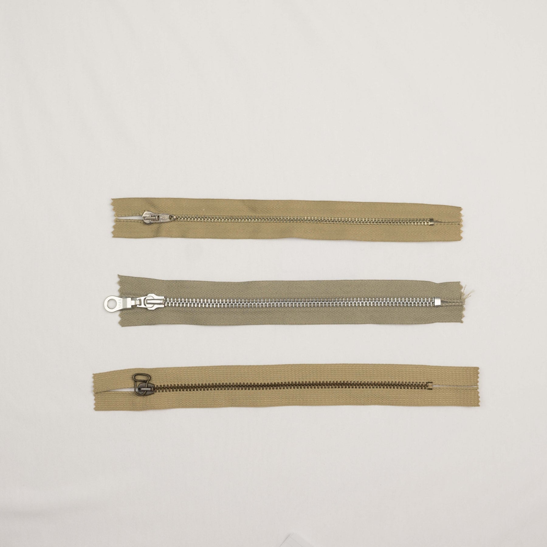 Fermoar metalic fix Culoare bej nedetasabil metal  spira 5 mm lungime 20 cm 25 buc/pachet