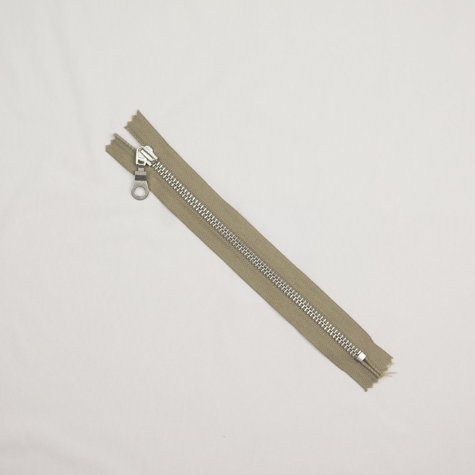 Fermoar metalic fix Culoare bej nedetasabil metal  spira 5 mm lungime 20 cm 25 buc/pachet