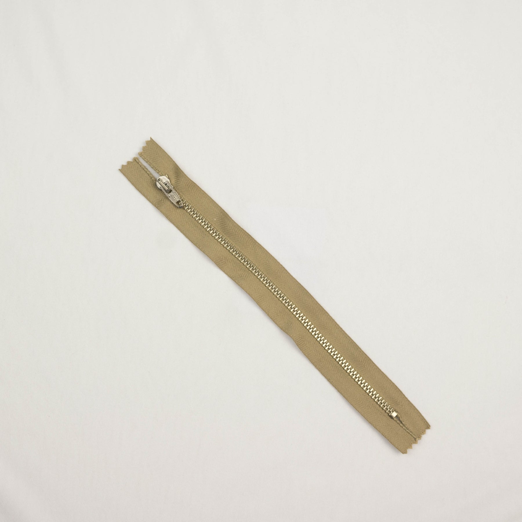 Fermoar metalic fix Culoare bej nedetasabil metal spira 3 mm lungime 20 cm 25 buc/pachet
