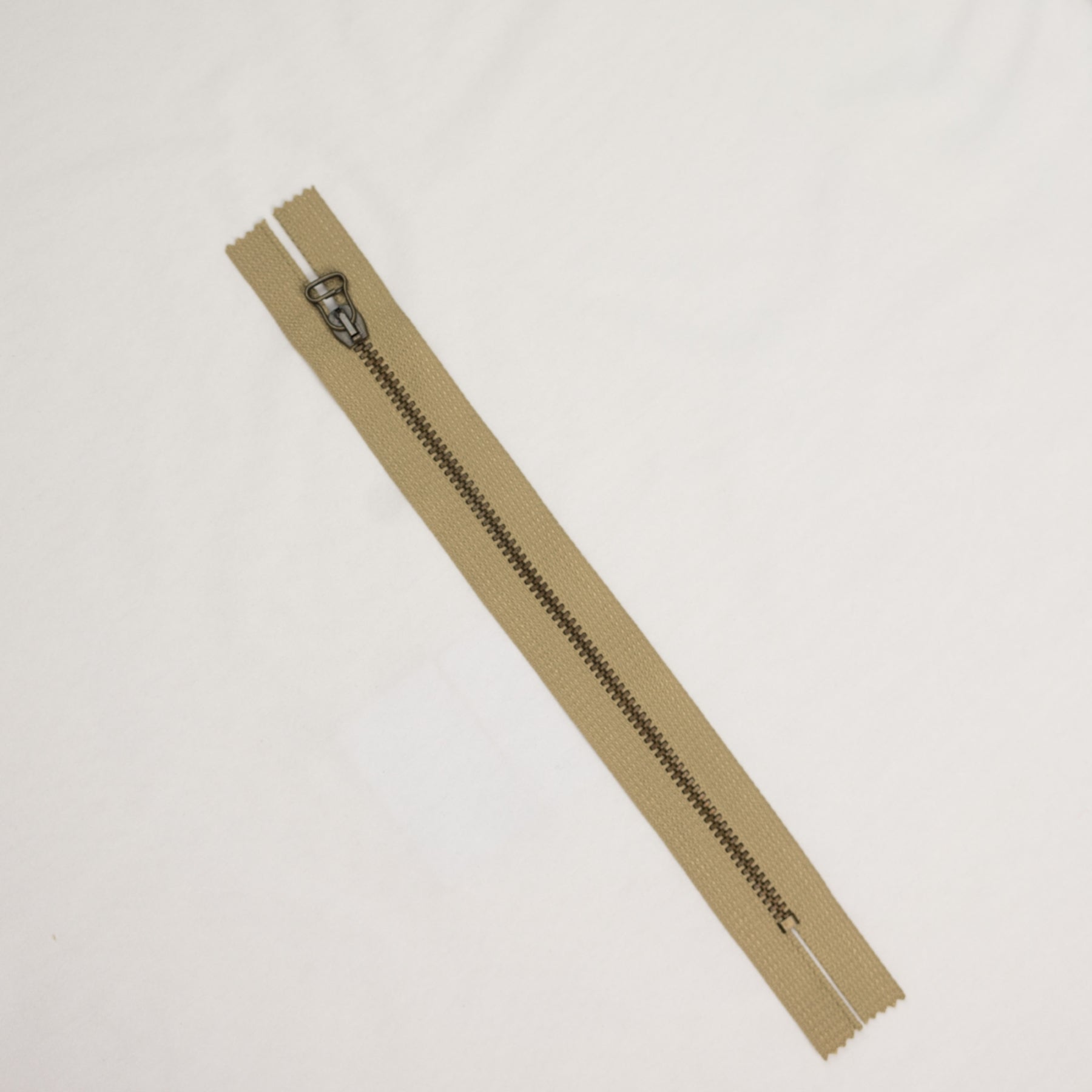 Fermoar metalic fix Culoare bej nedetasabil metal spira 3 mm lungime 20 cm 25 buc/pachet