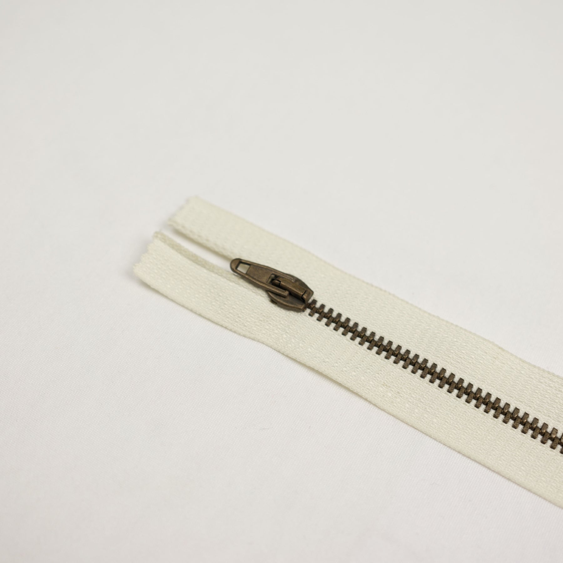 Fermoar metalic fix Culoare ivoar nedetasabil metal spira 3 mm lungime 20 cm 25buc/pachet