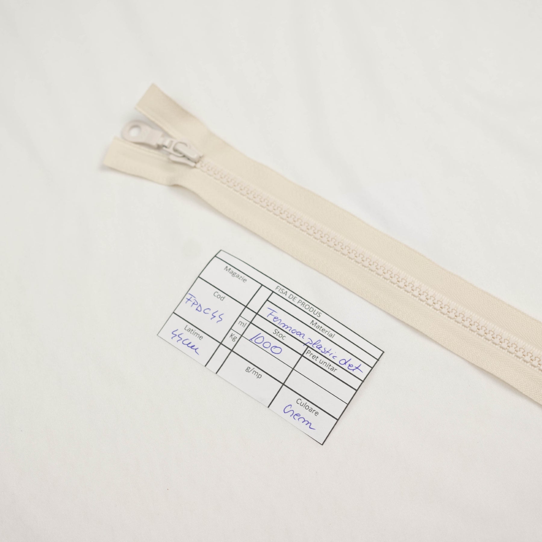 Fermoar plastic detasabil injectat spira 5mm lungime 44 cm culoare crem 25 buc/pachet