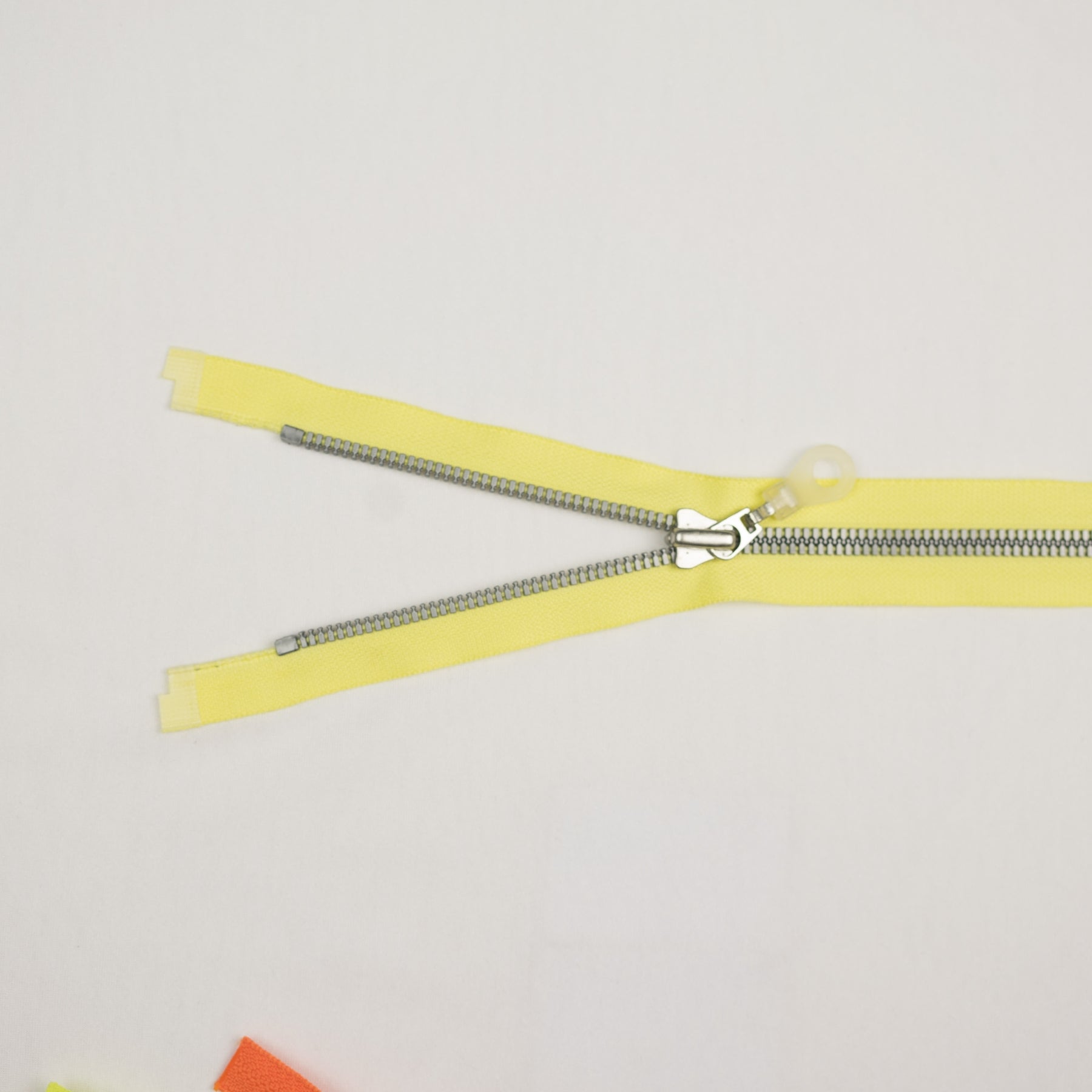 Fermoar plastic detasabil injectat spira 3 mm lungime 65 cm culoare galben deschis 25 buc/pachet