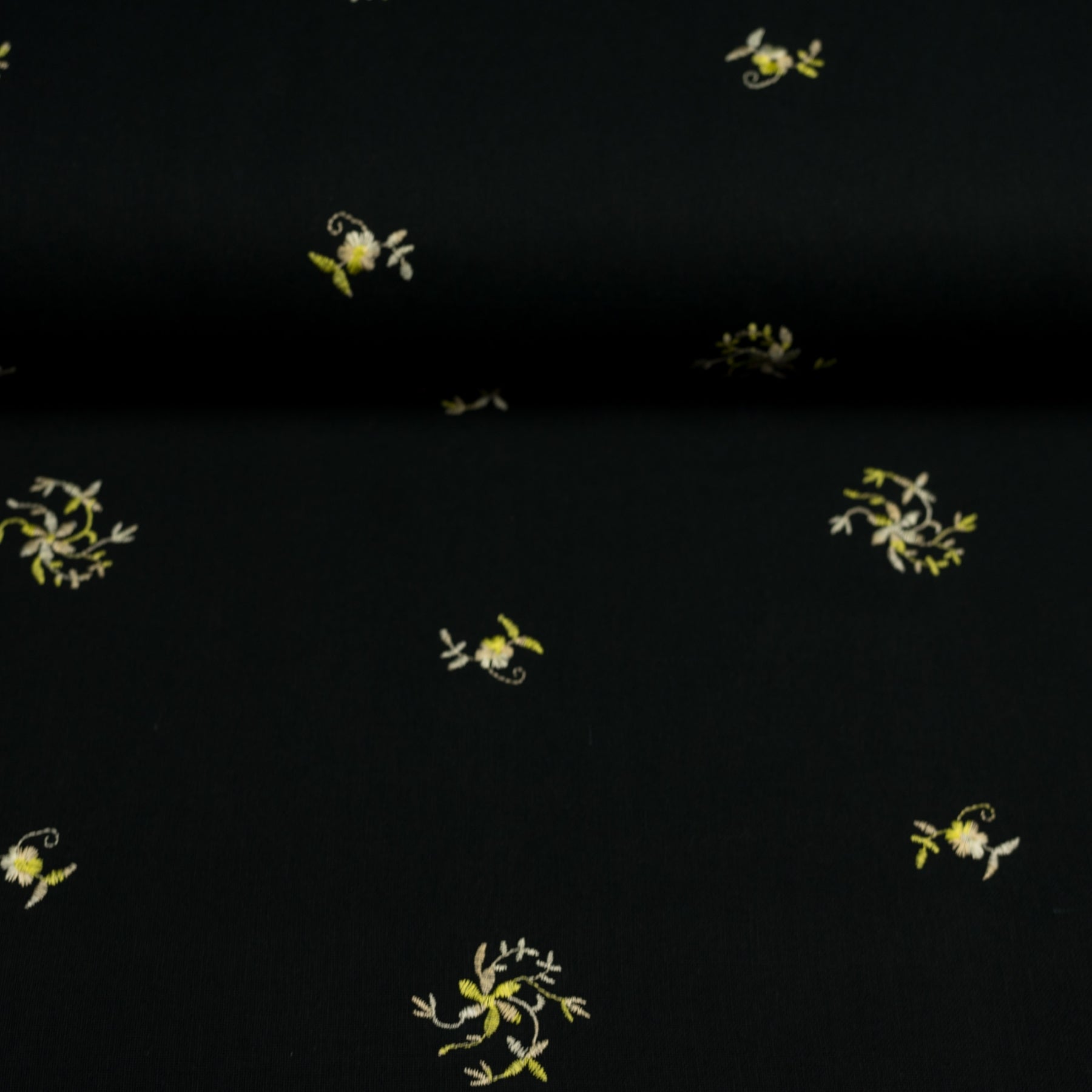 In verde inchis cu floricele galbene latime 140 cm