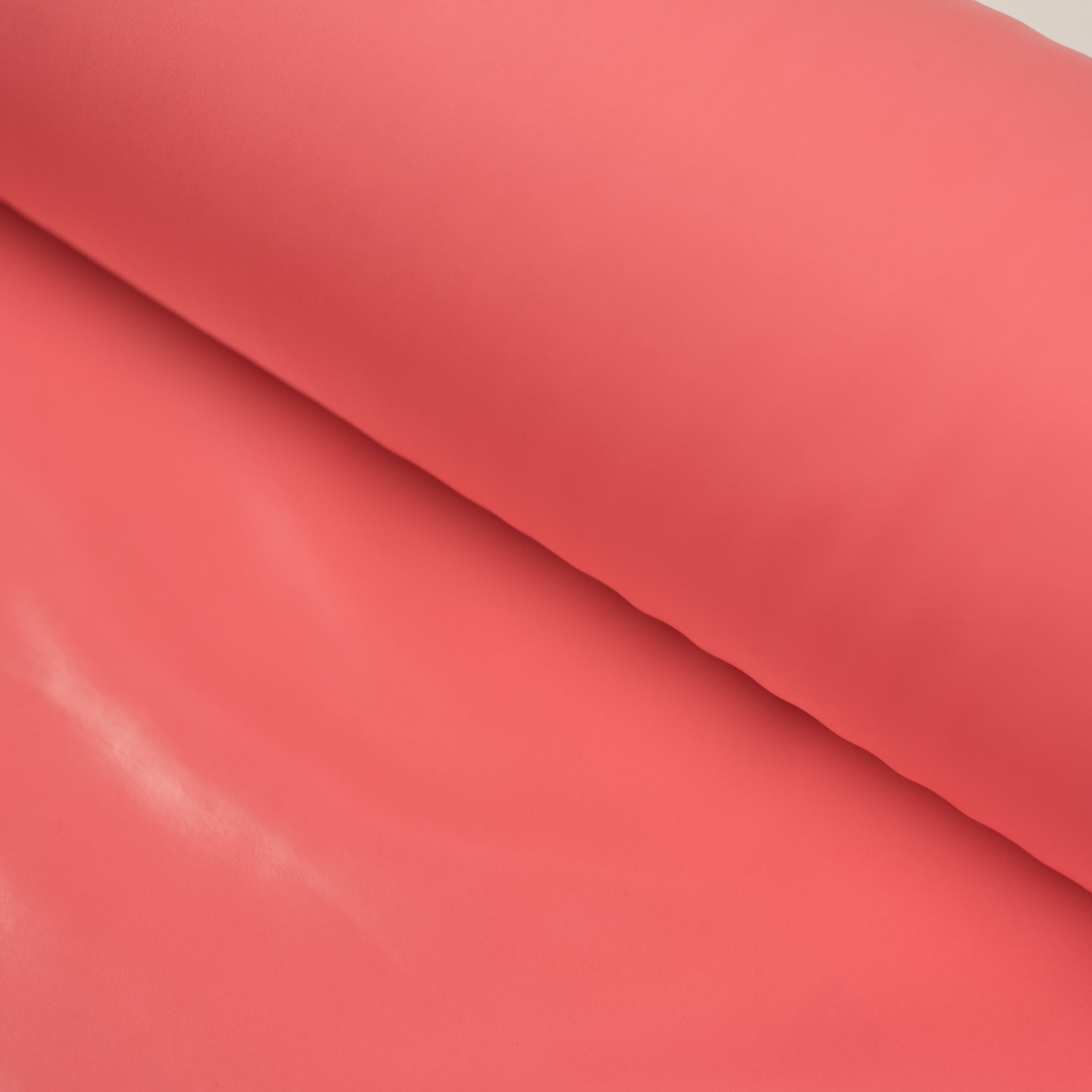 Latex subtire  culoare roz coral latime 90 cm 100% polyester