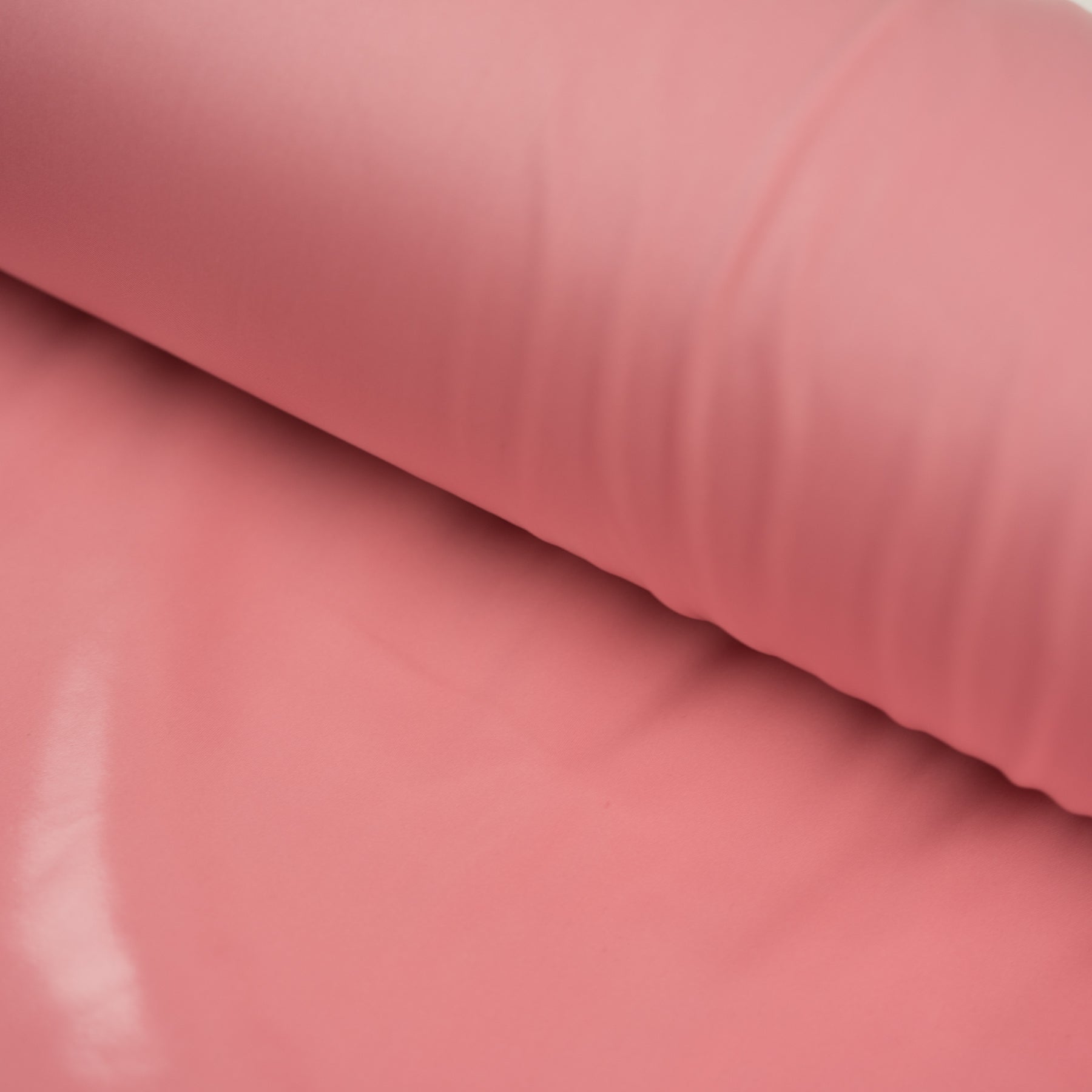 Latex culoare roz latime 135 cm 100% polyester