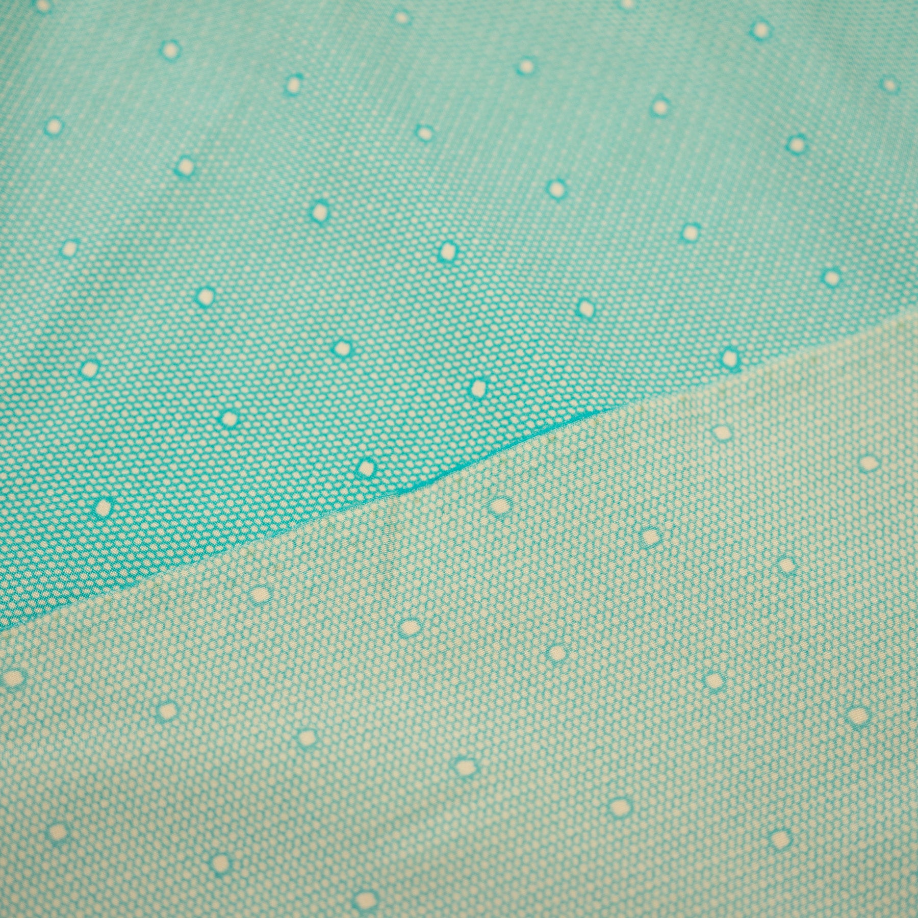 Lycra verde turcoaz cu model bulinute albe 140 cm