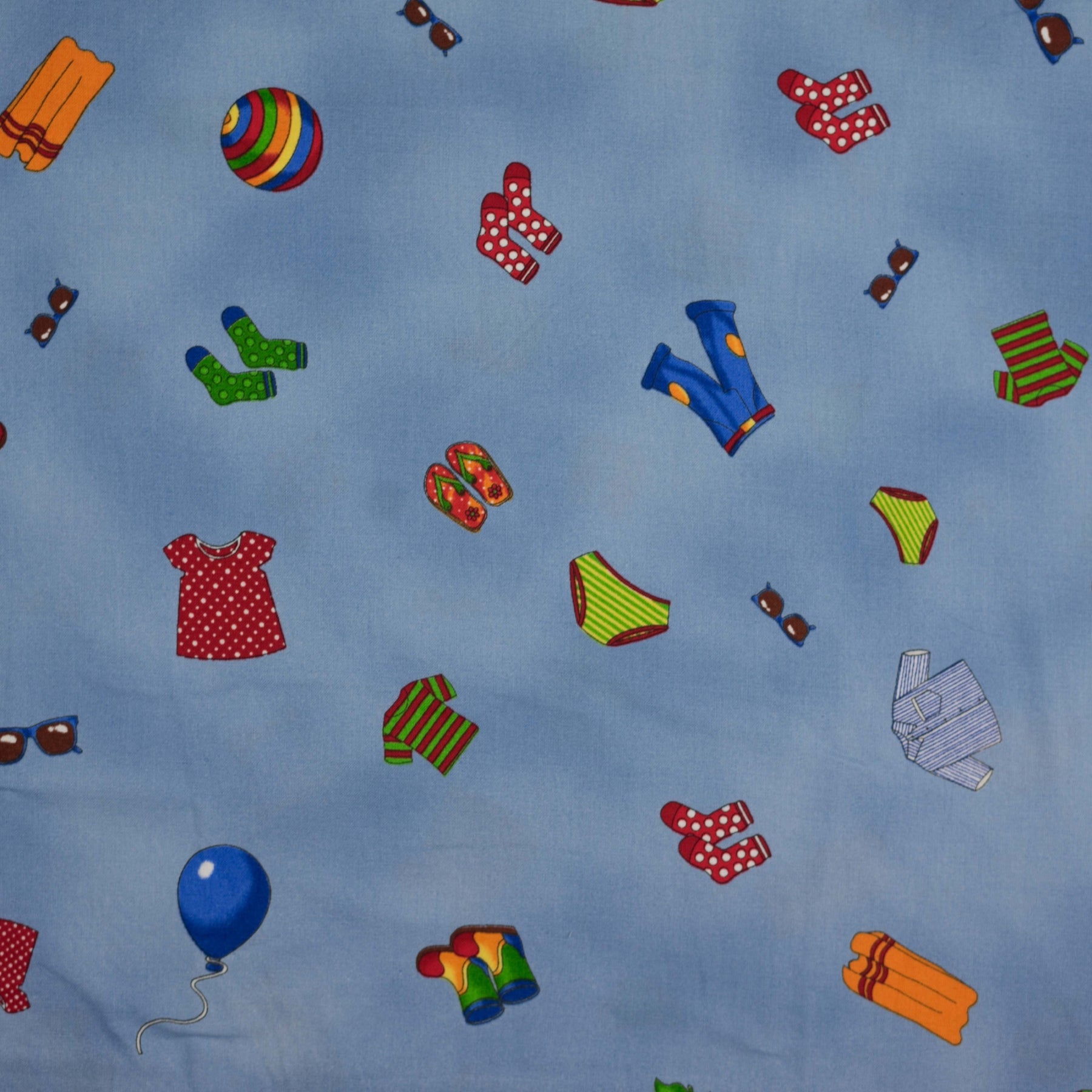 Patchwork albastru cu model hainute latime 110 cm