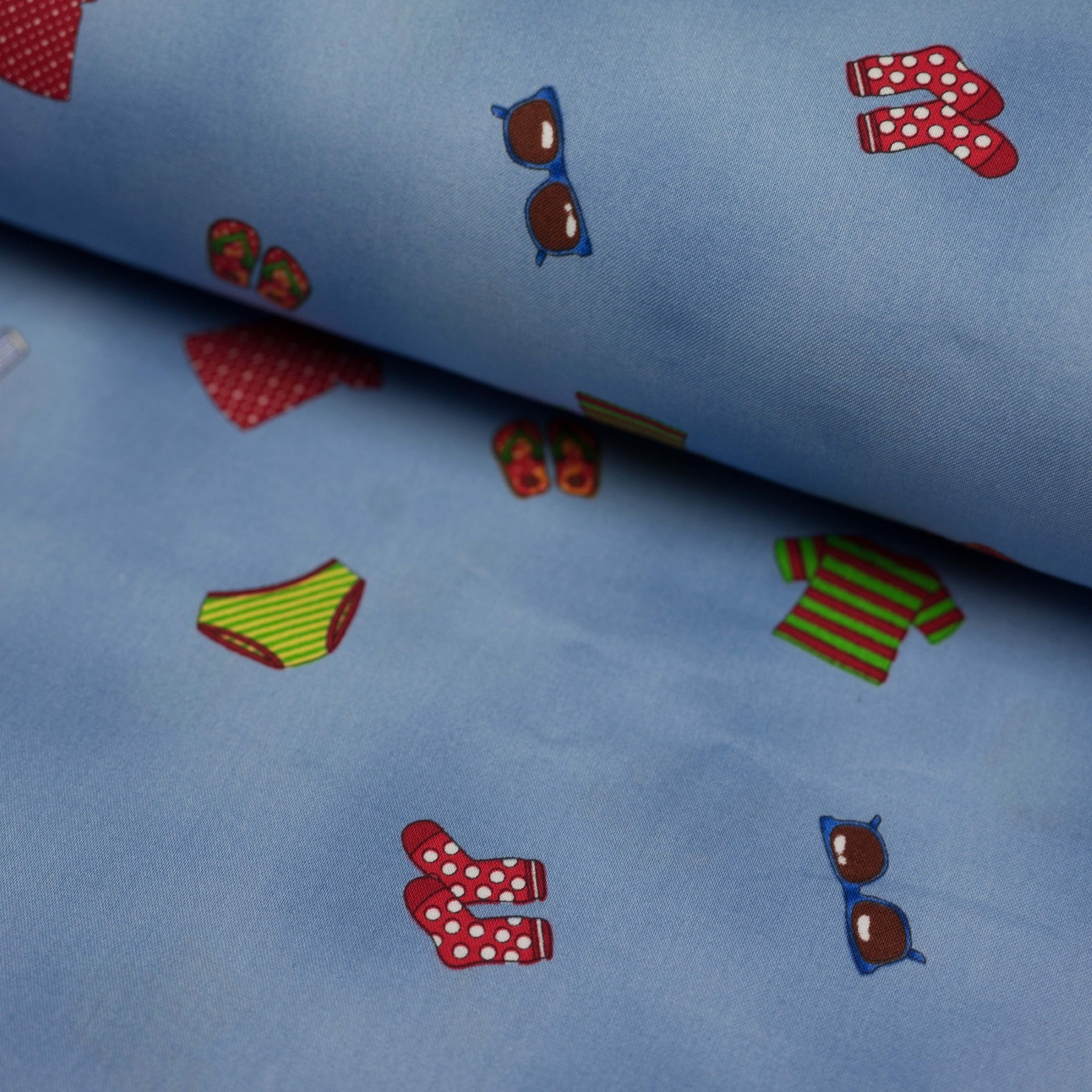 Patchwork albastru cu model hainute latime 110 cm