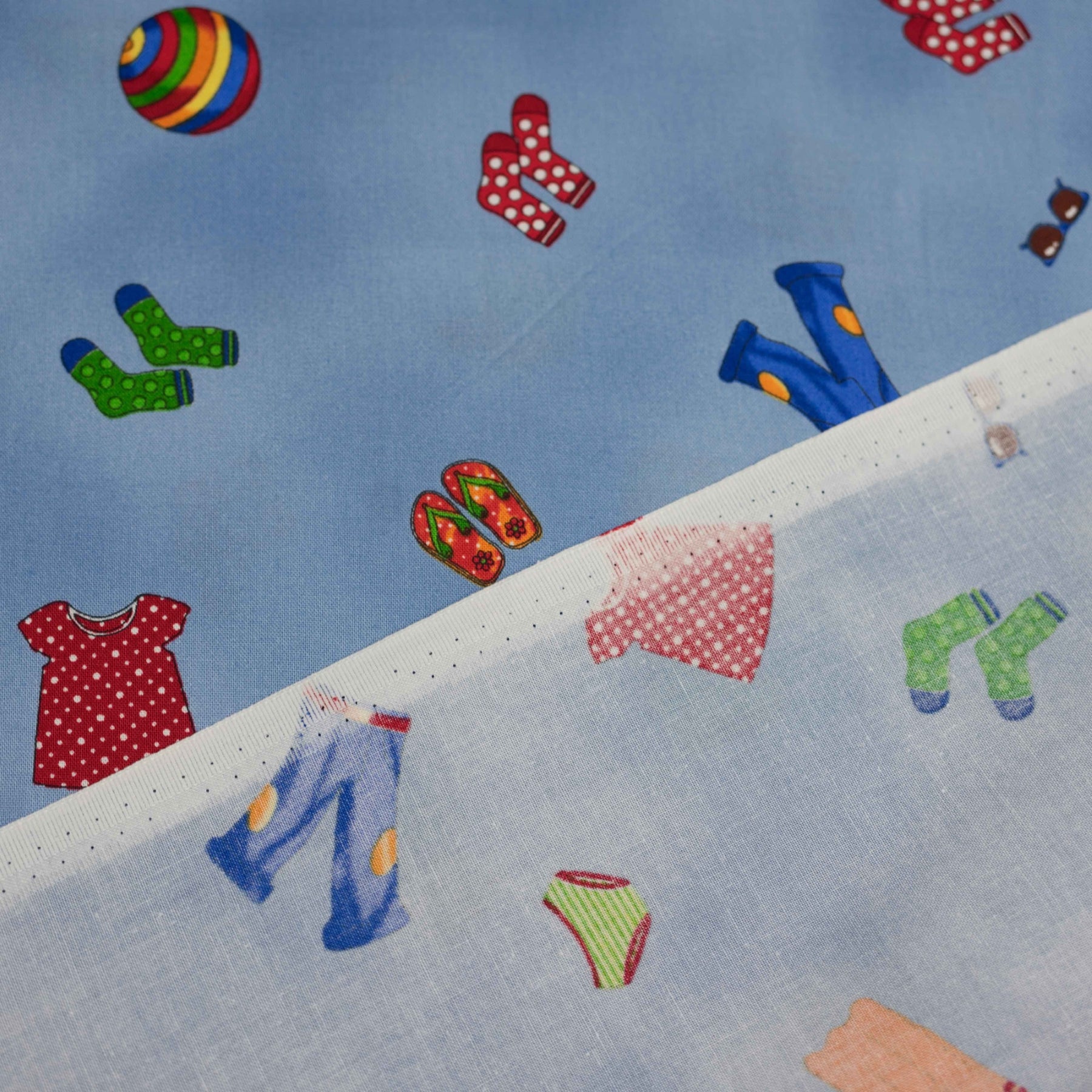 Patchwork albastru cu model hainute latime 110 cm