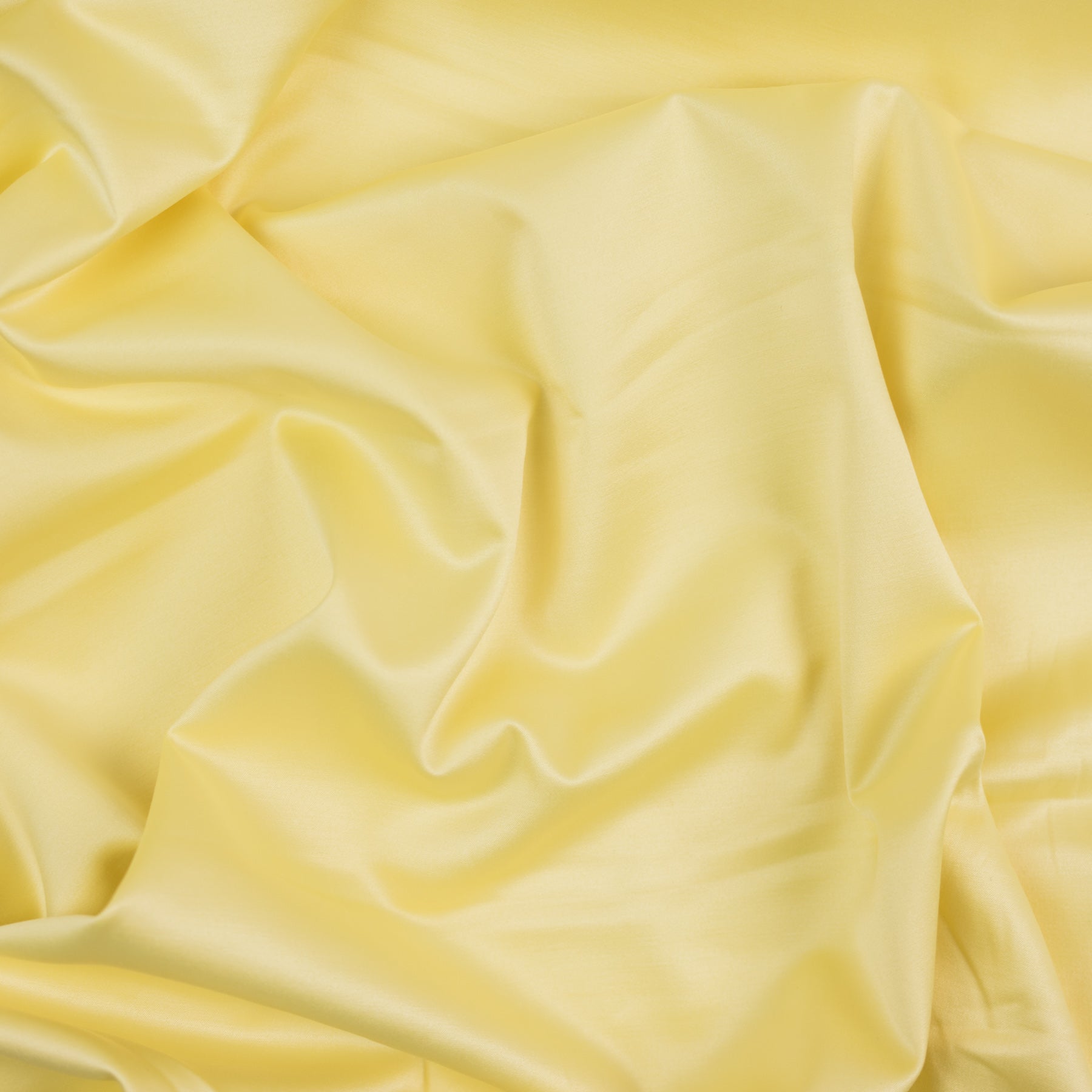Satin usor elastic culoare vanilie latime 150 cm 95 % polyester 5% elastan