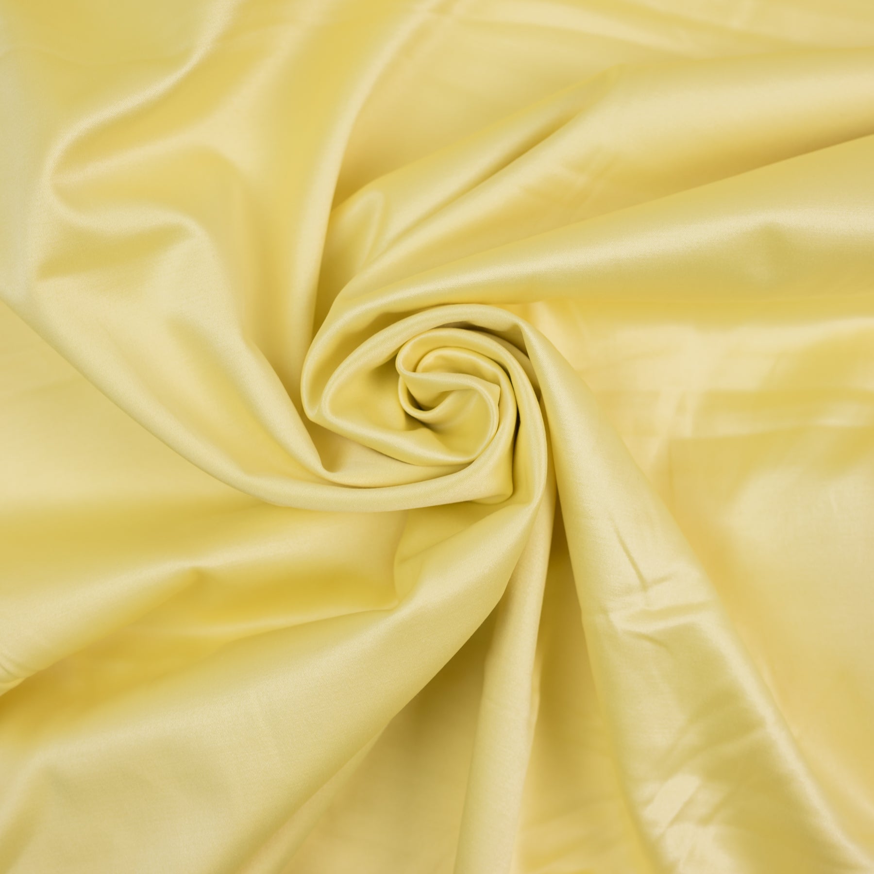 Satin usor elastic culoare vanilie latime 150 cm 95 % polyester 5% elastan