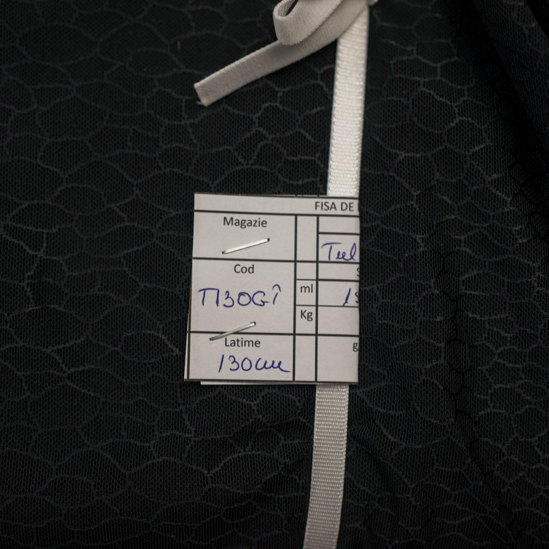 Tul elastic cu model elegant gri inchis latime 130 cm