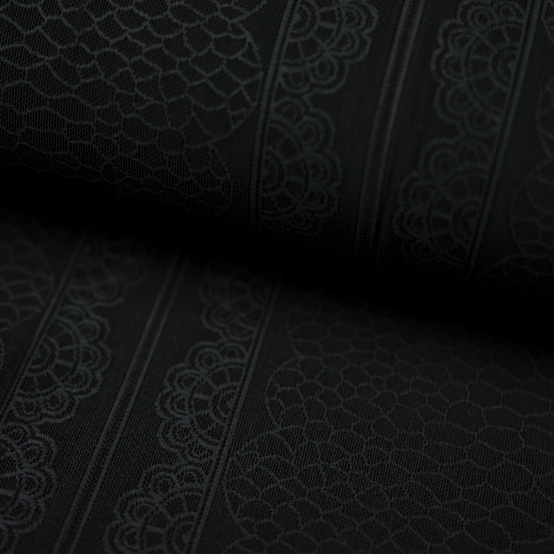 Tul elastic cu model elegant gri inchis latime 130 cm