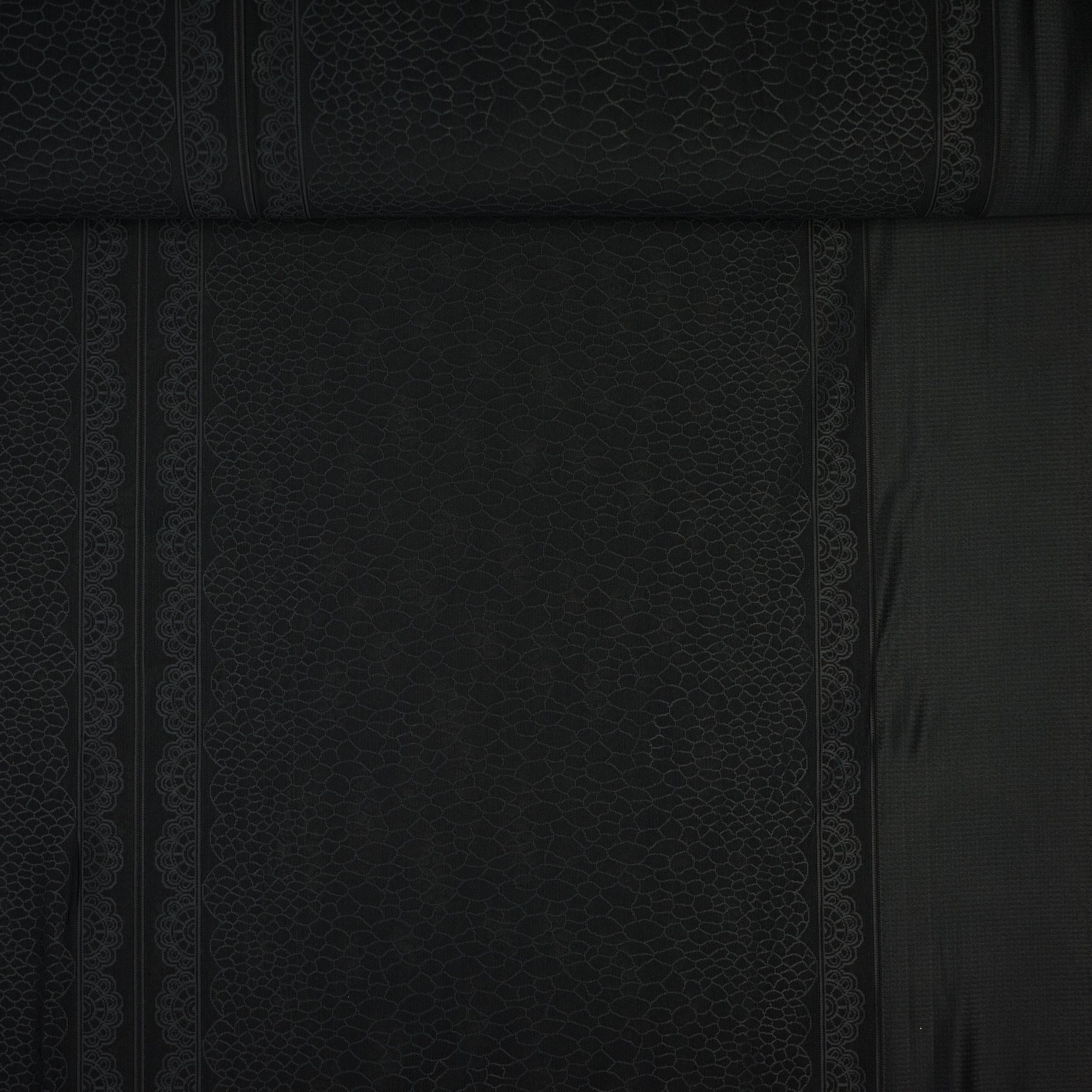 Tul elastic cu model elegant gri inchis latime 130 cm