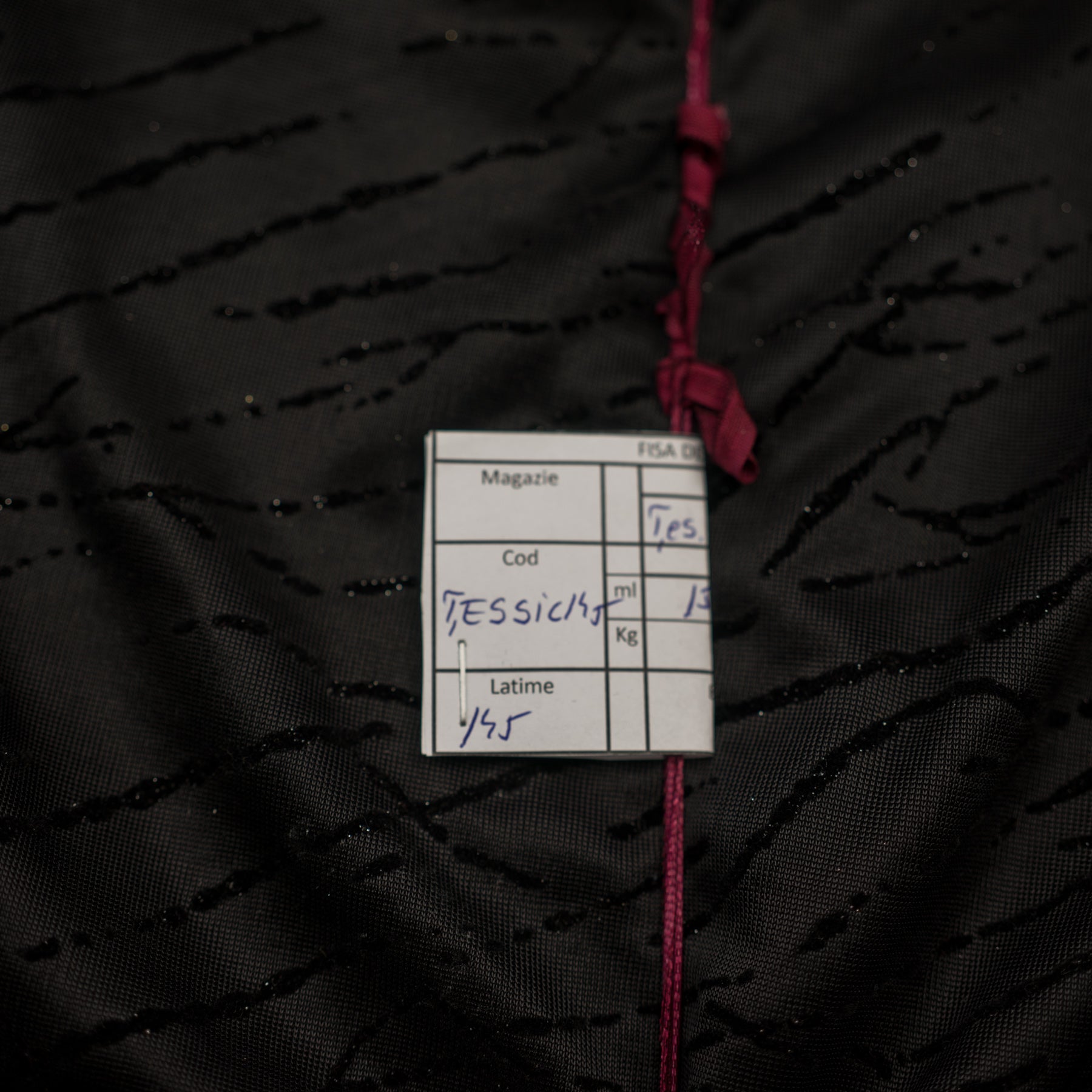 Tesatura sintetica neagra cu model insertii catifelate si sclipicioase