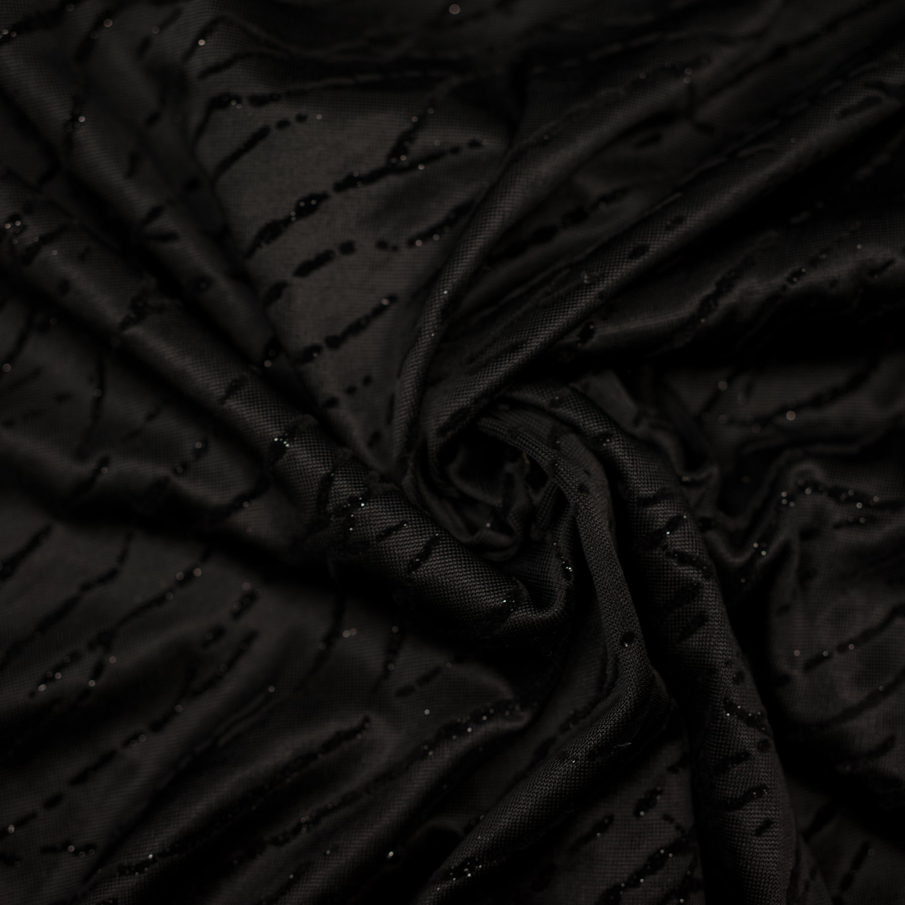 Tesatura sintetica neagra cu model insertii catifelate si sclipicioase