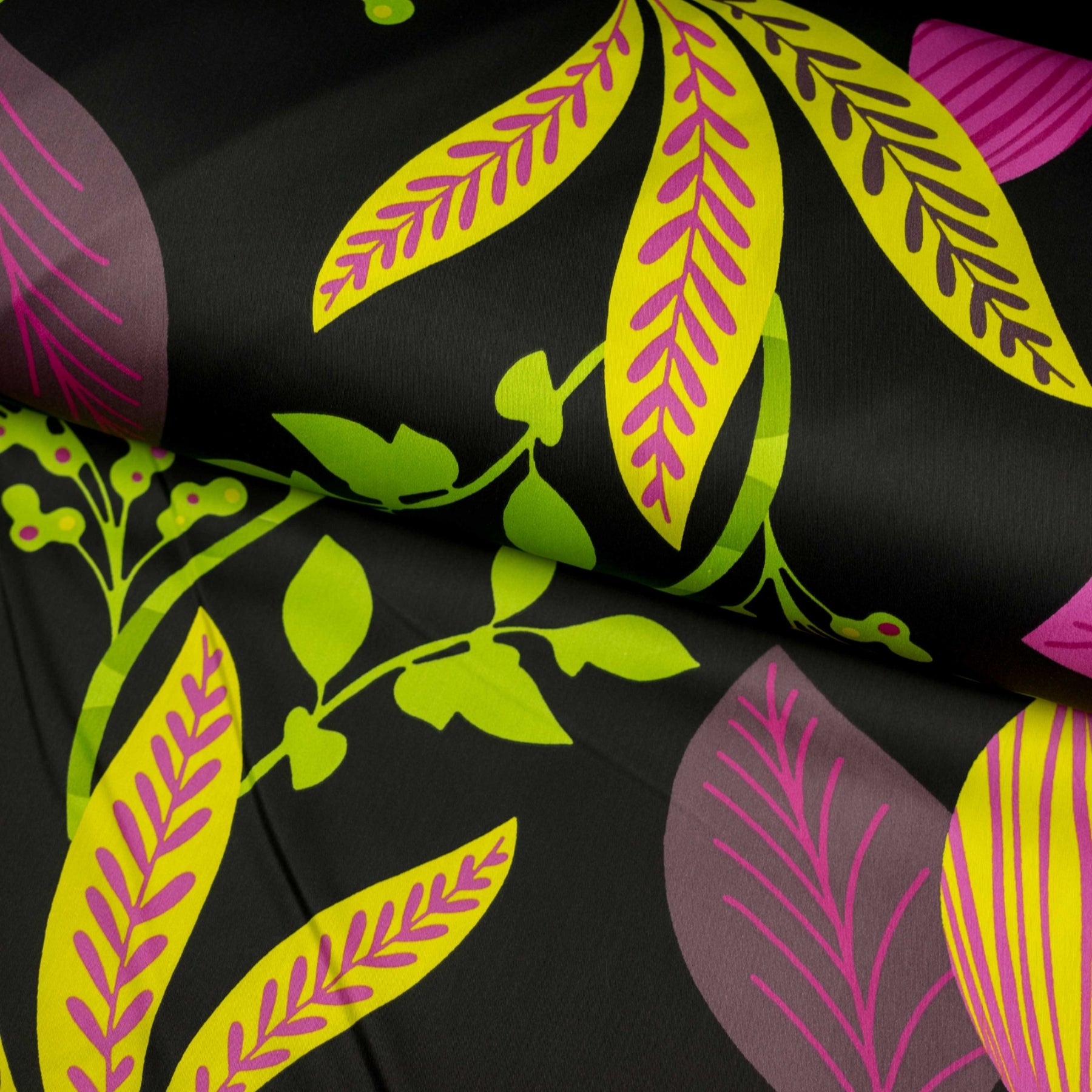 Draperie neagra cu flori colorate inaltime 280 cm