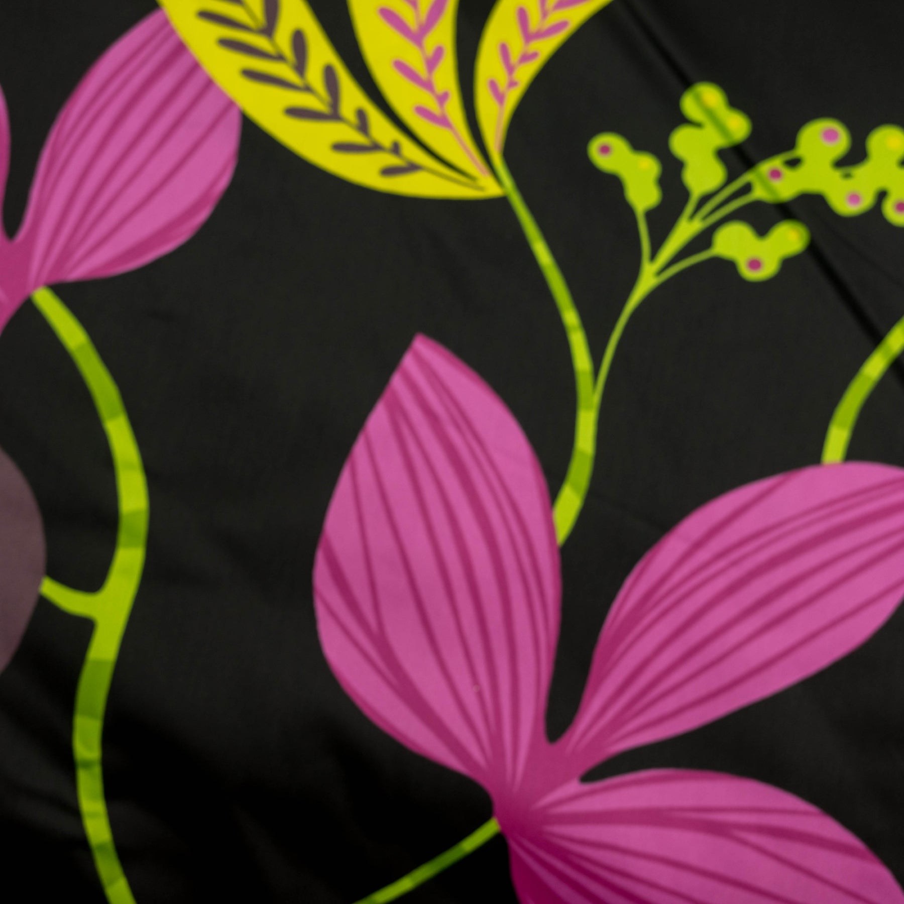 Draperie neagra cu flori colorate inaltime 280 cm