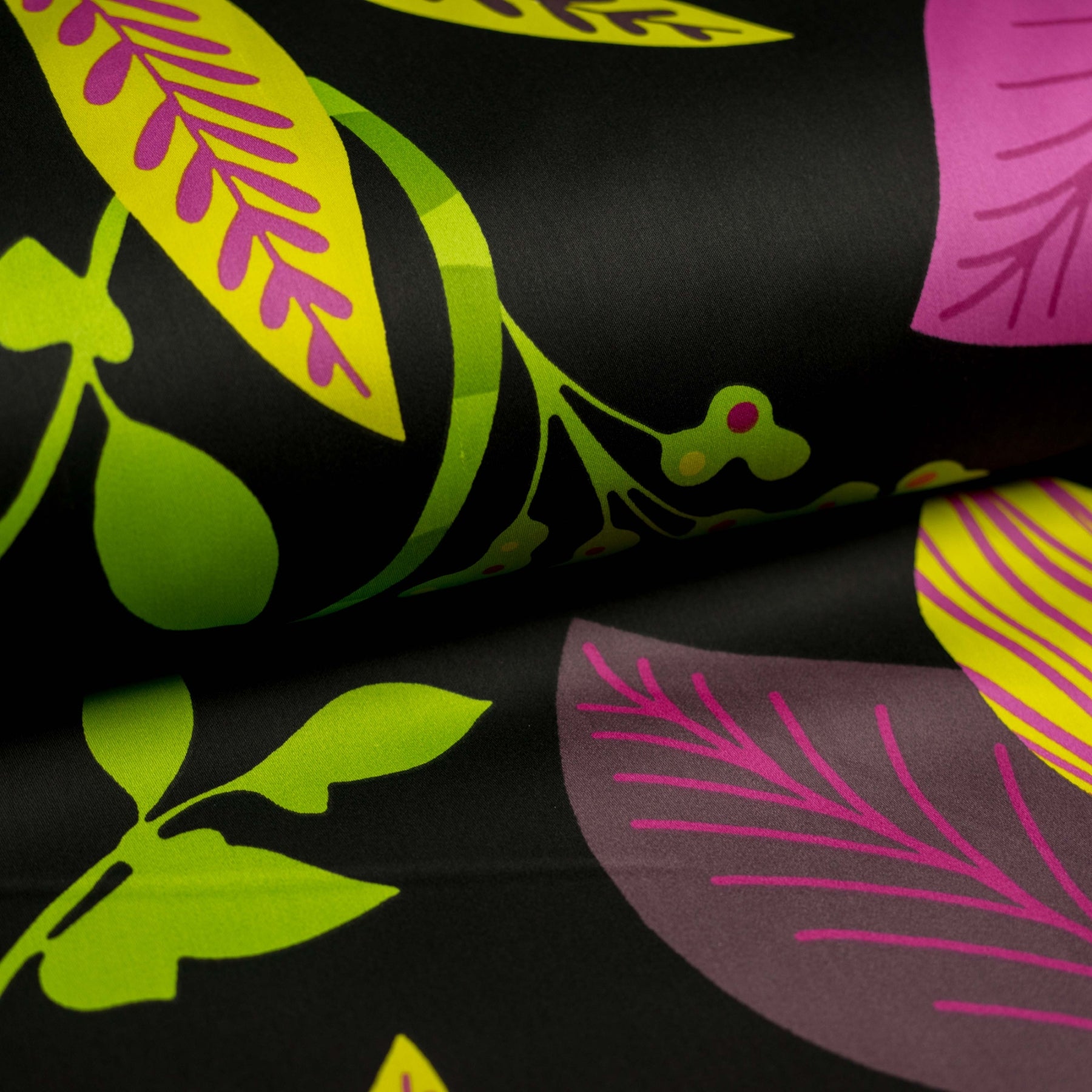 Draperie neagra cu flori colorate inaltime 280 cm