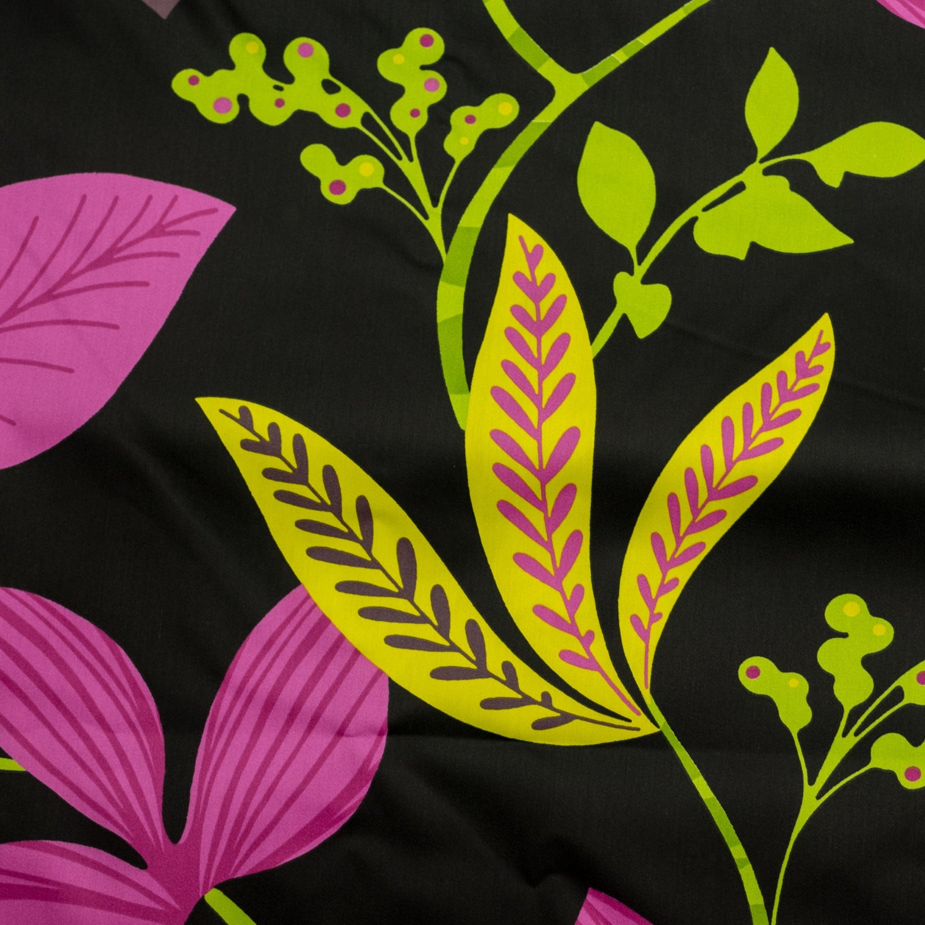 Draperie neagra cu flori colorate inaltime 280 cm