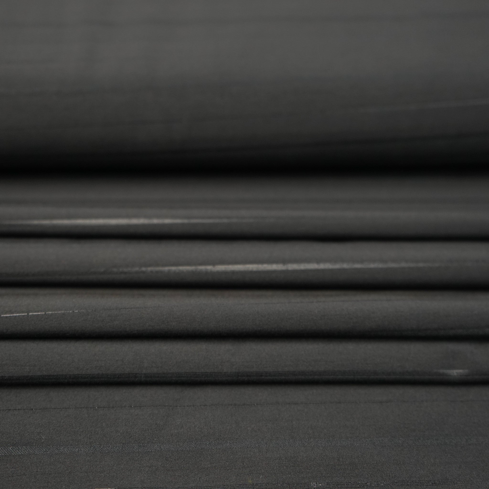 Tesatura sintetica negru cu dungi satinate lățime 150cm
